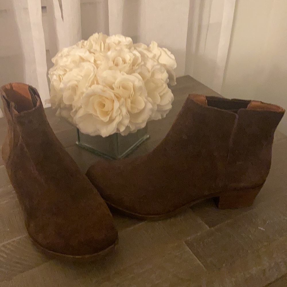 Brand new Lucky Brand brown suede booties